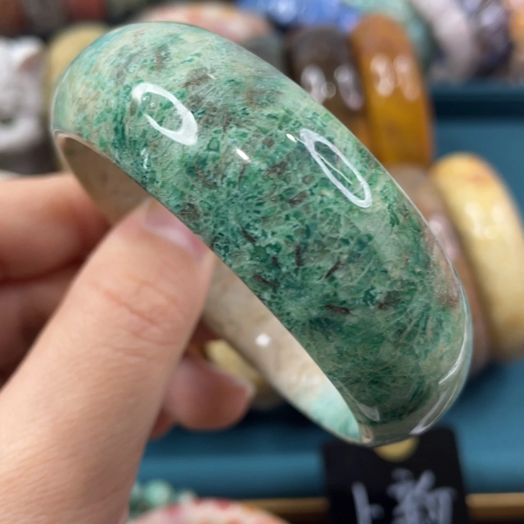 未镶嵌手镯硅化玉