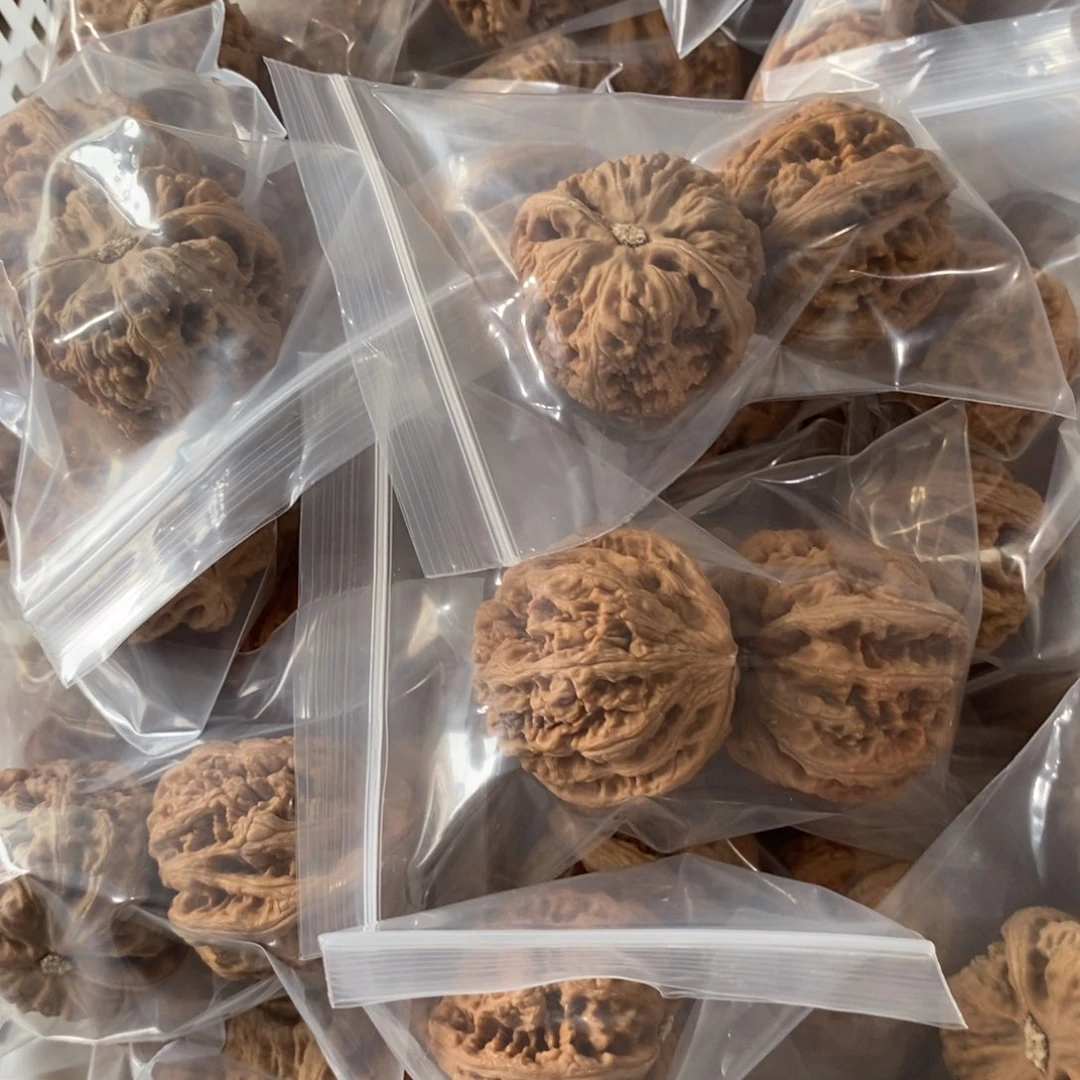 文玩核桃吊坠粗筋有瑕疵