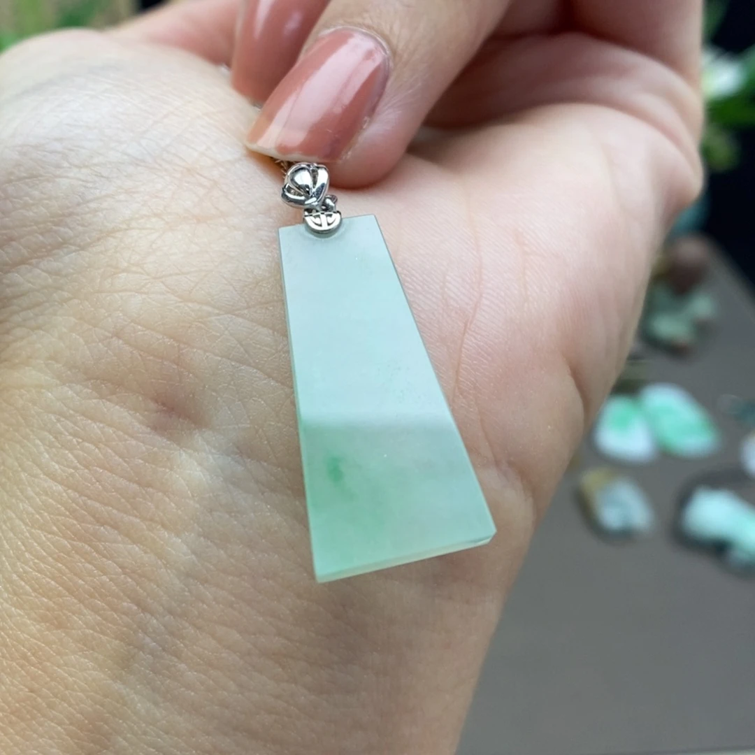 翡翠18K金镶嵌颈饰吊坠