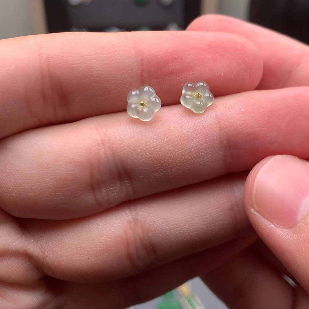 翡翠未镶嵌颈饰你是