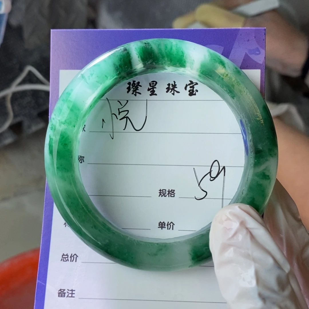 悦***。石英质玉未镶嵌手镯定制