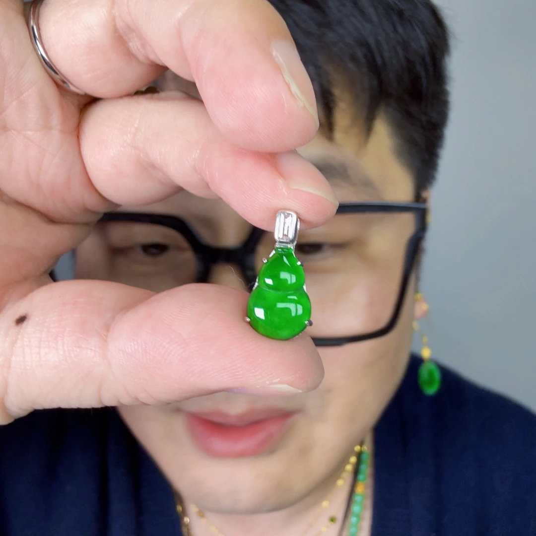 翡翠未镶嵌颈饰一件