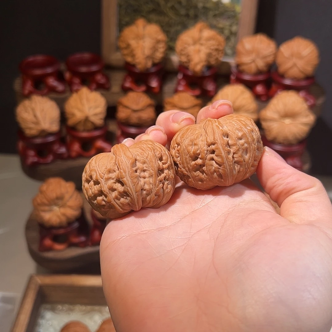 大***池把件文玩核桃元宝