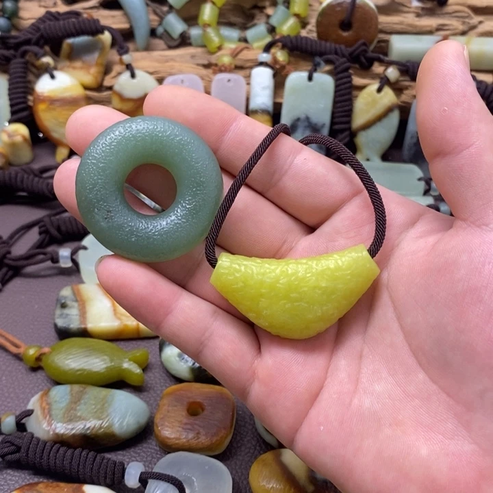 童***手未镶嵌蛇纹石玉挂件