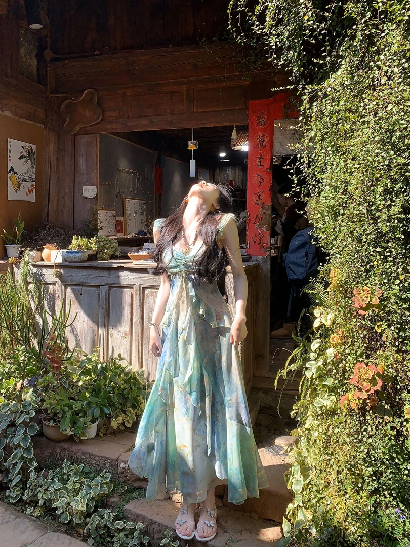 林间浮夏海边度假吊带连衣裙女2025春夏新款云南穿搭纯欲碎花长裙