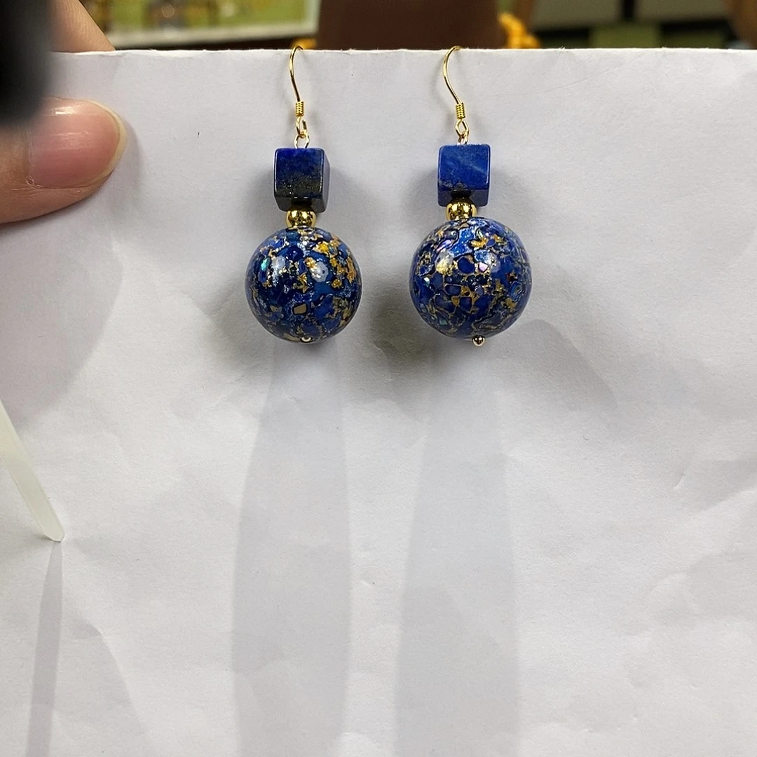 琥珀未镶嵌颈饰多人