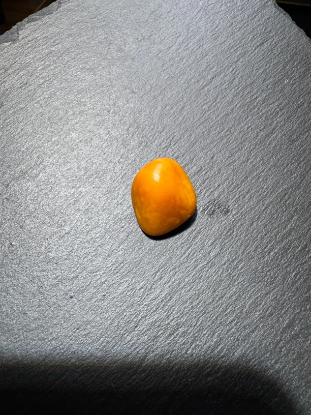 新疆和田玉黄沁原石小精品5.1克未修型，19*16*12mm