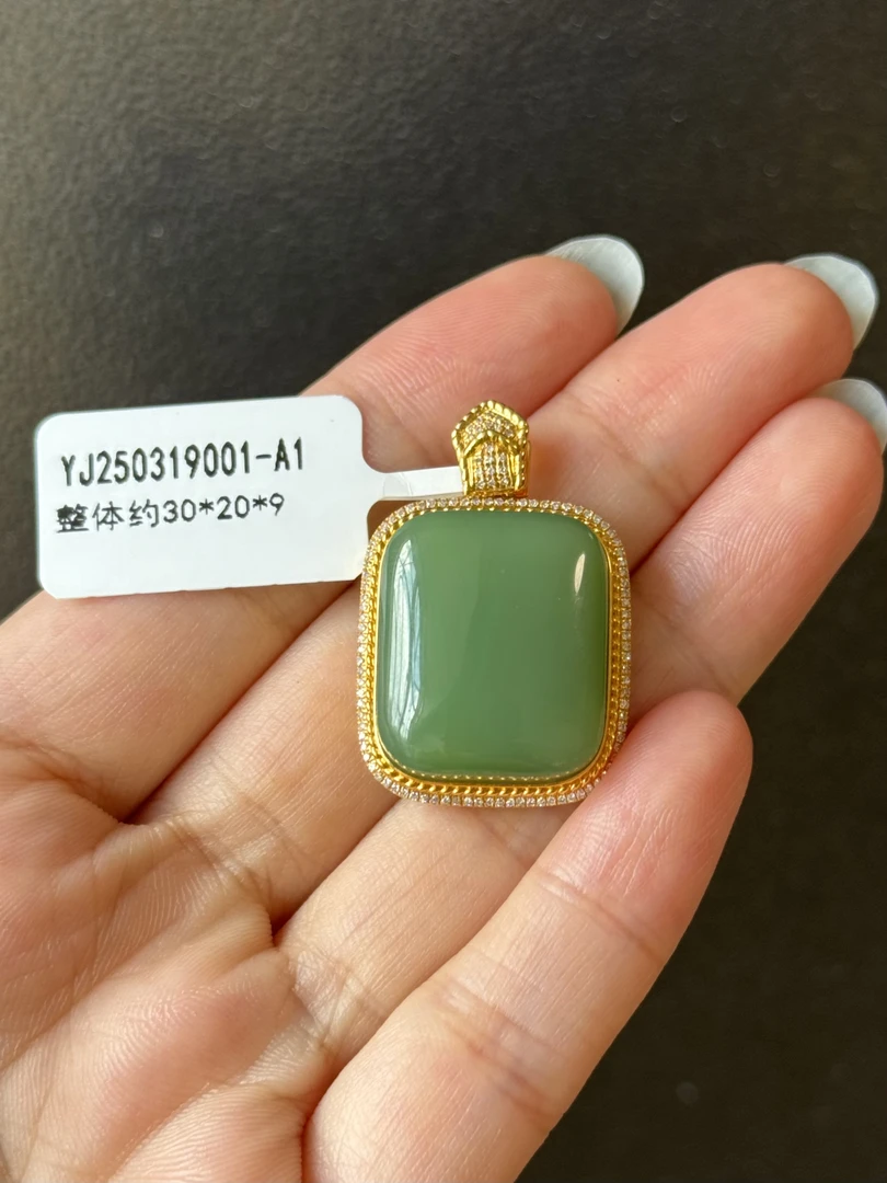 俄罗斯和田玉粉绿碧玉18k镶无事牌吊坠