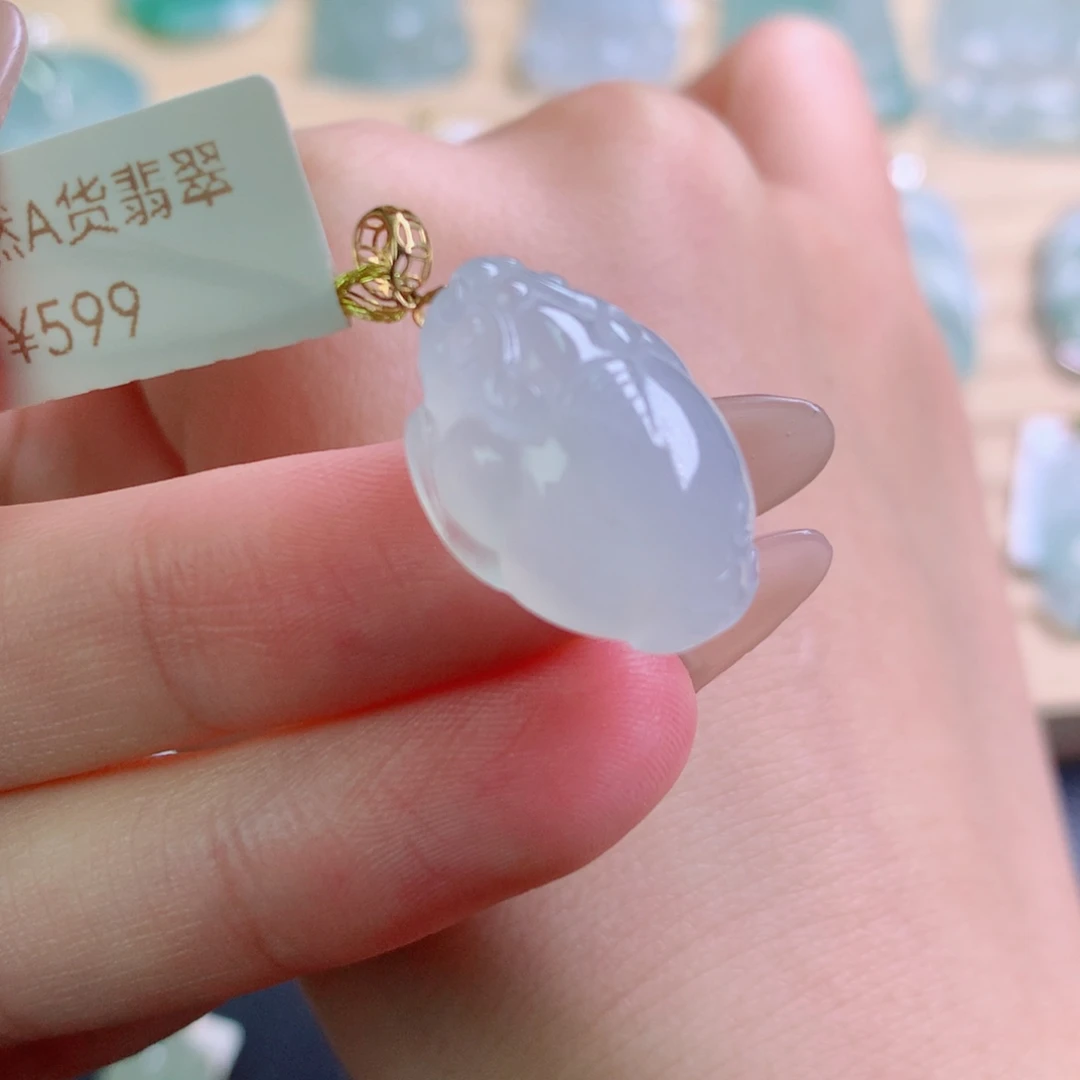 翡翠18K金镶嵌颈饰吊坠