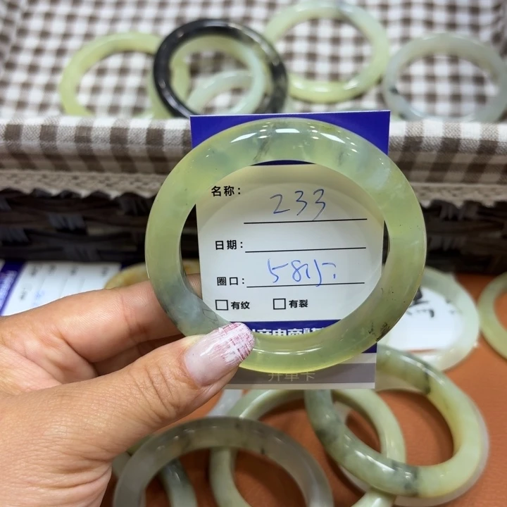 未镶嵌岫玉手镯天然