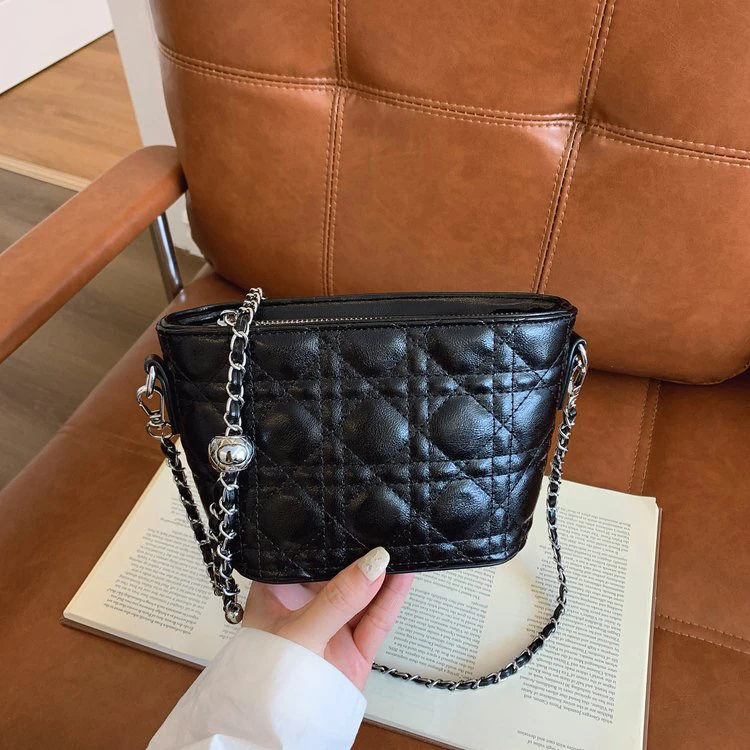 拉链文艺风斜挎包大容量菱格包黑色小香风手机包百搭