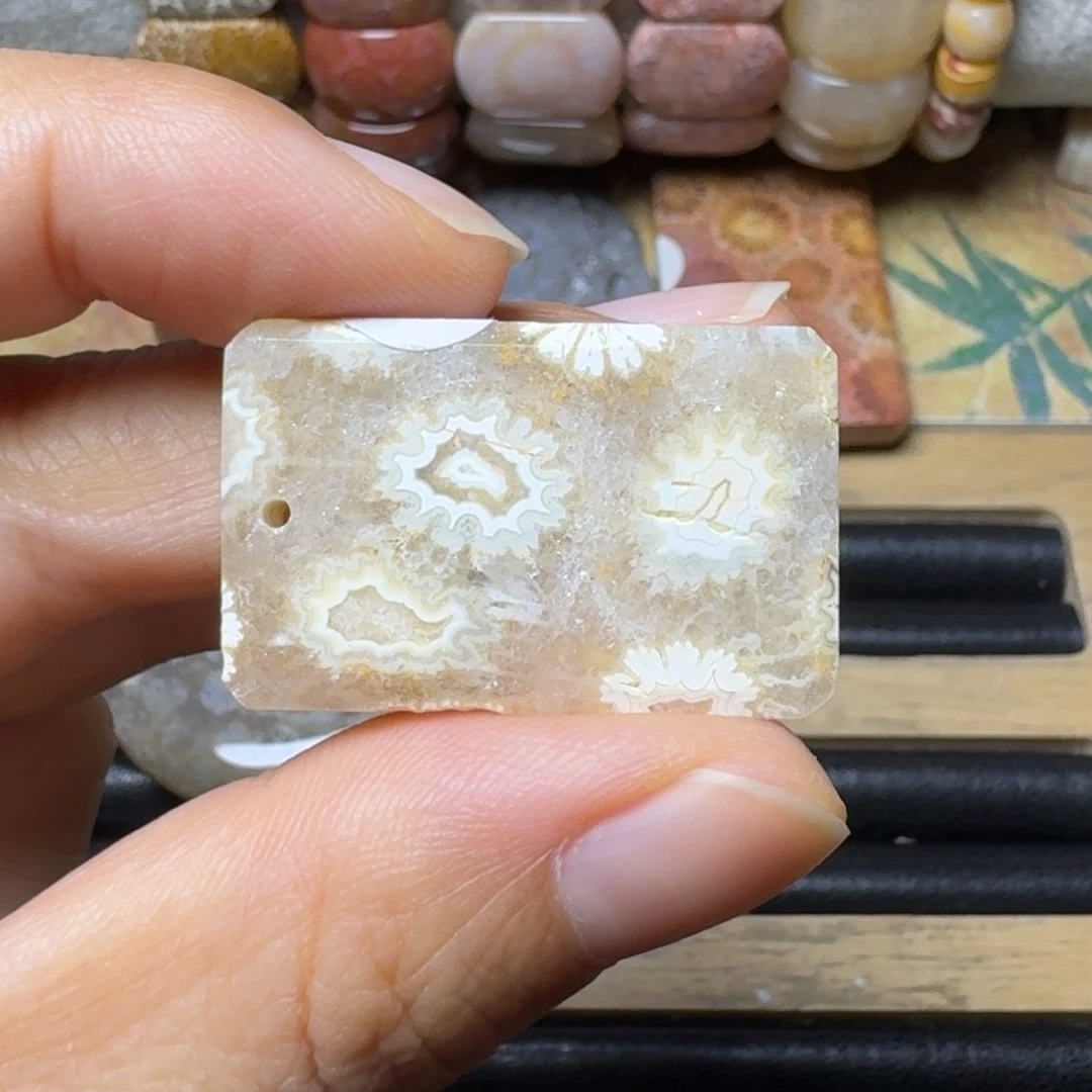 石英质玉雪莲 花，闪闪共生未镶嵌