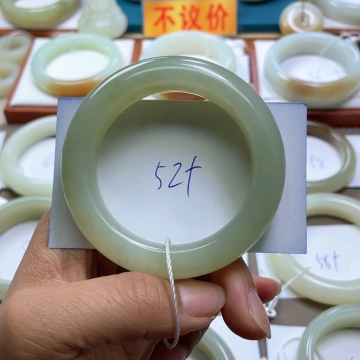 和田玉手镯未镶嵌吴***?