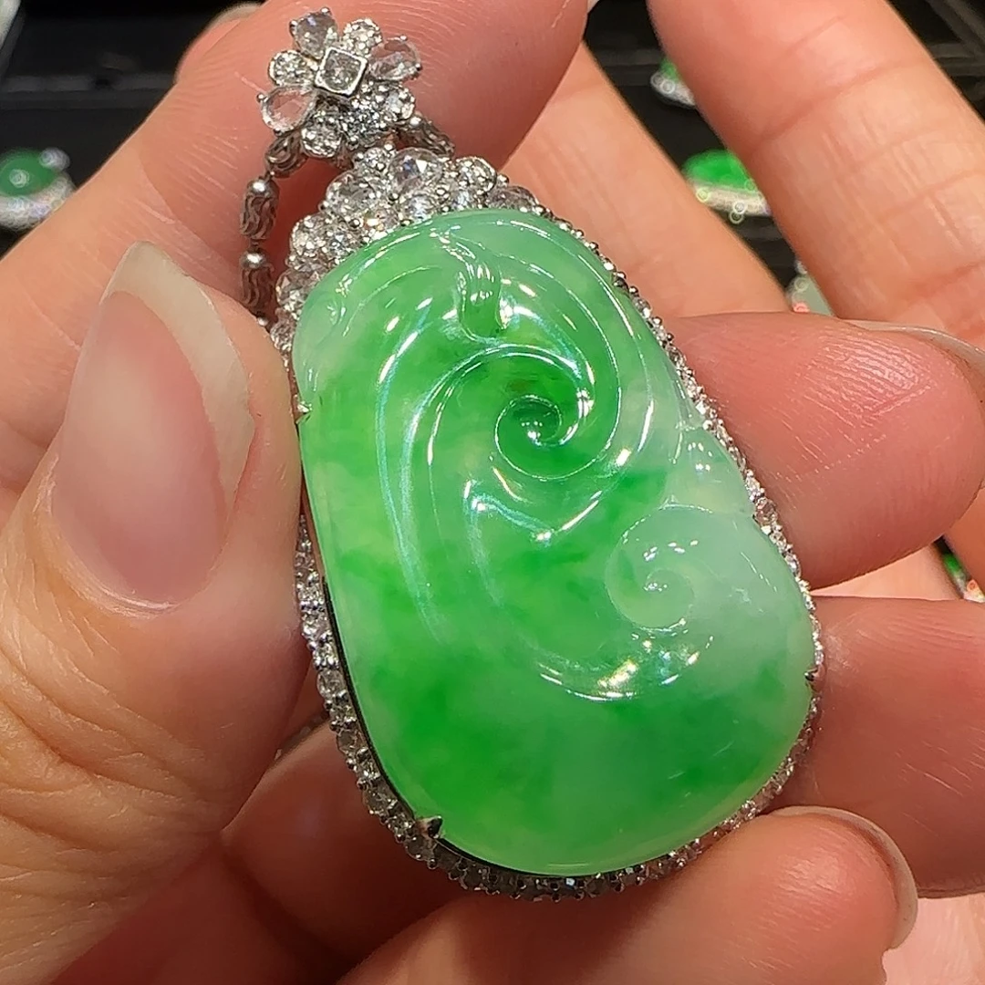 翡翠18K金镶嵌吊坠(赠链)