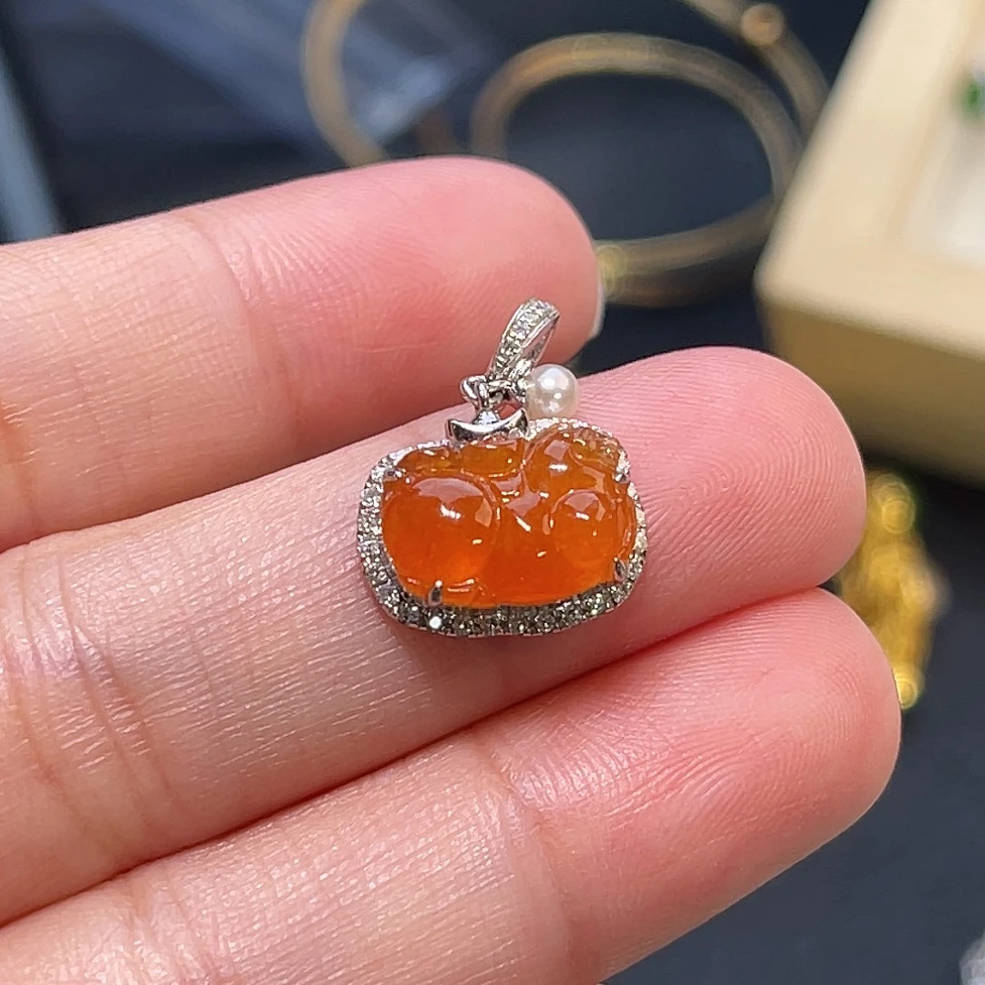 翡翠18K金镶嵌颈饰唐马