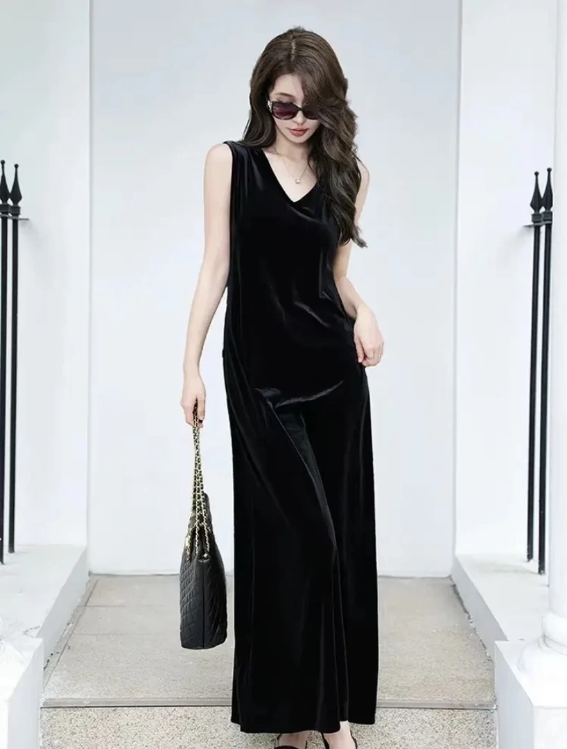 无袖v领丝绒连衣裙女秋冬2024新款a字吊带背心裙高级感气质长裙子
