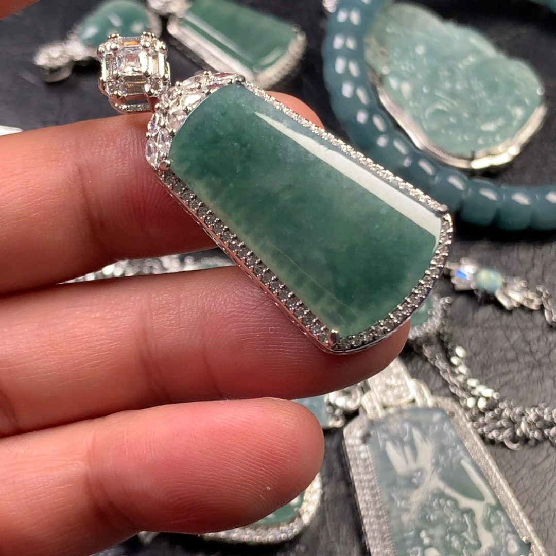 翡翠未镶嵌颈饰大无事牌