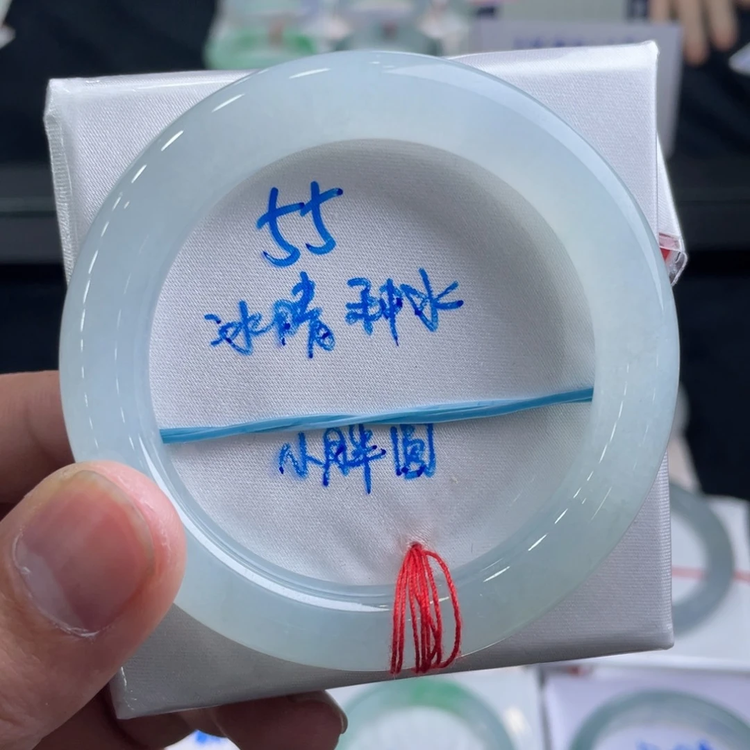 翡翠手镯未镶嵌翡翠手镯