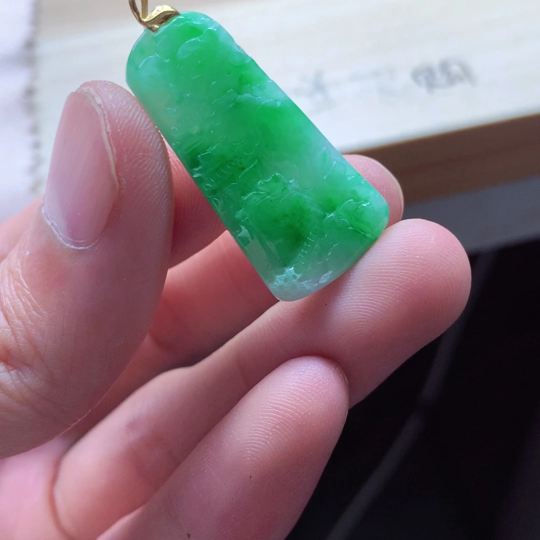 翡翠颈饰18K金镶嵌吊坠