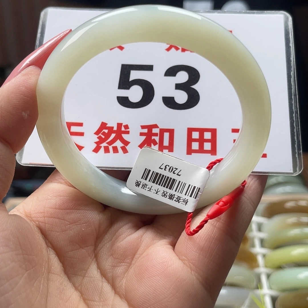 和田玉手镯未镶嵌活****的微瑕