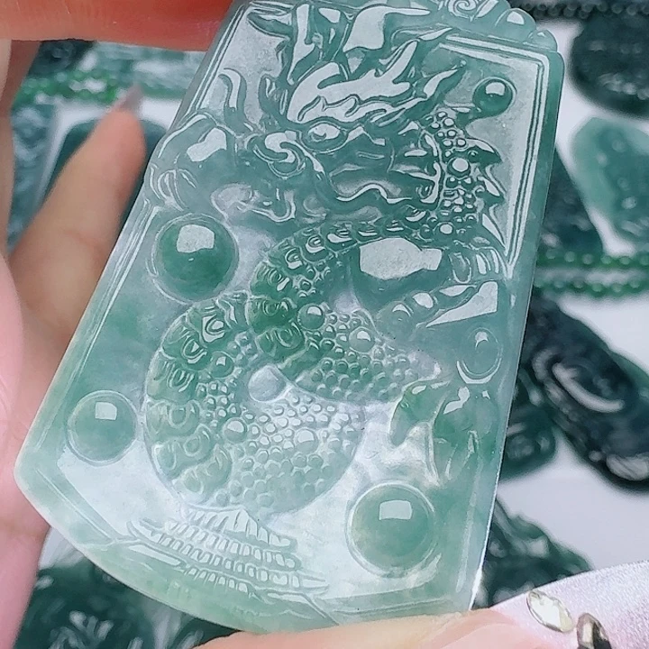 翡翠未镶嵌颈饰多样性发其一