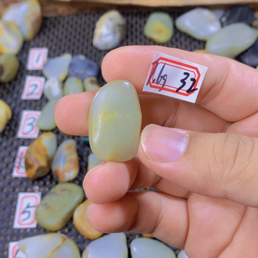 颈饰未镶嵌和田玉（糖玉）