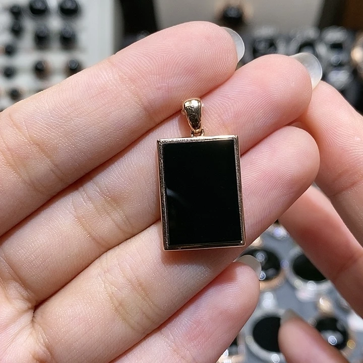 翡翠18K金镶嵌颈饰无事牌