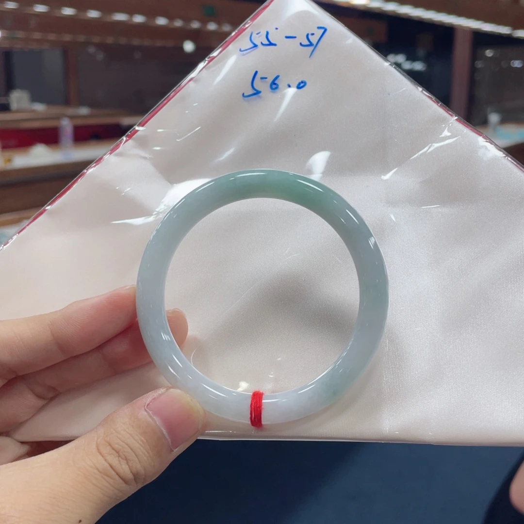 翡翠手镯未镶嵌有包容