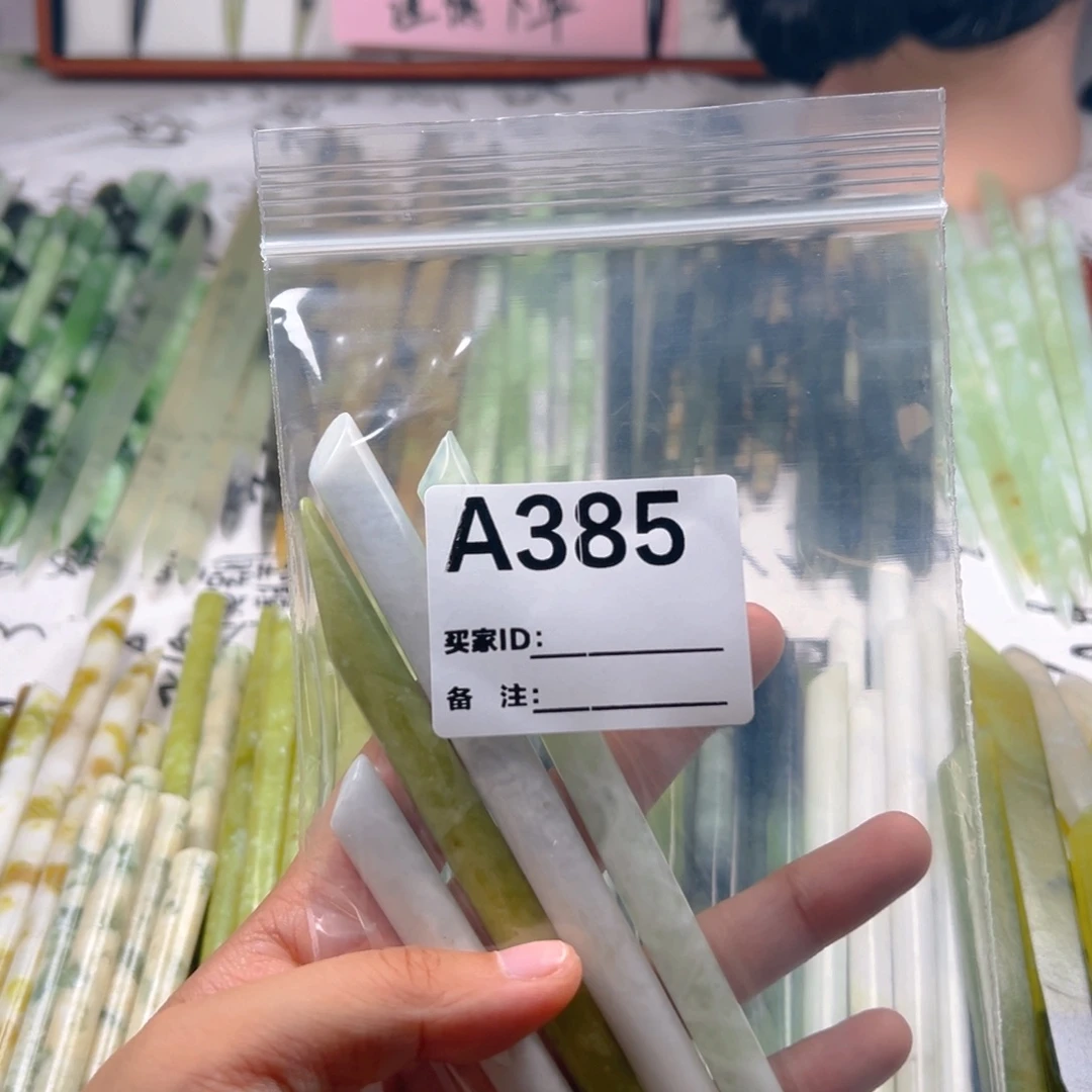 浅***然未镶嵌蛇纹石玉颈饰