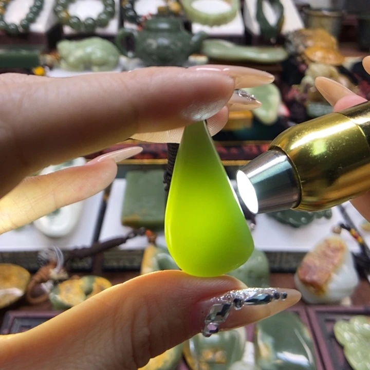 颈饰未镶嵌岫岩老玉（透闪石质玉）