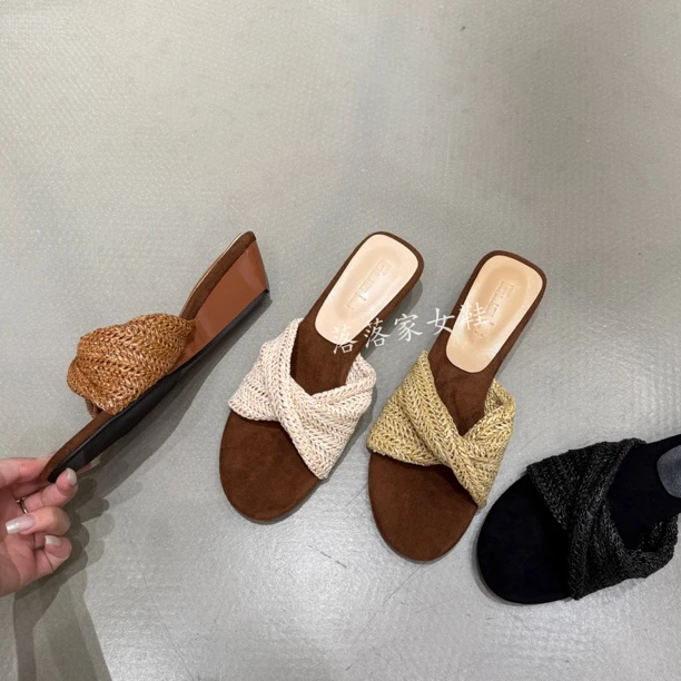 2025夏季新款古早风小坡跟草编拖鞋百搭圆头露趾中跟一字带凉拖女
