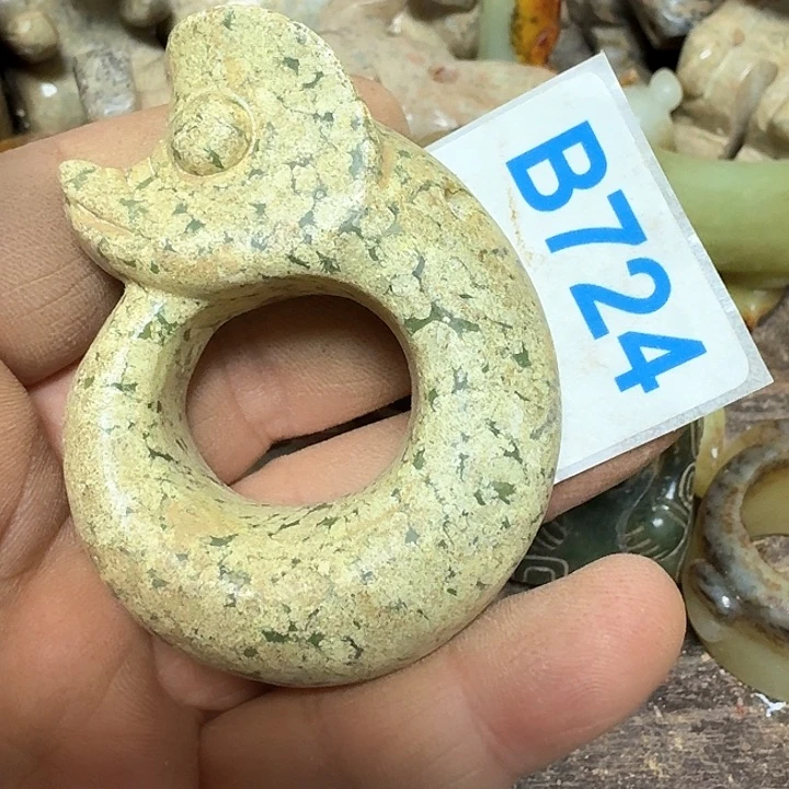 蛇纹石玉颈饰未镶嵌