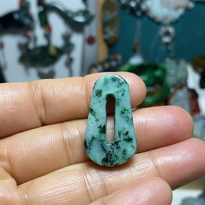 翡翠未镶嵌吊坠(赠链)