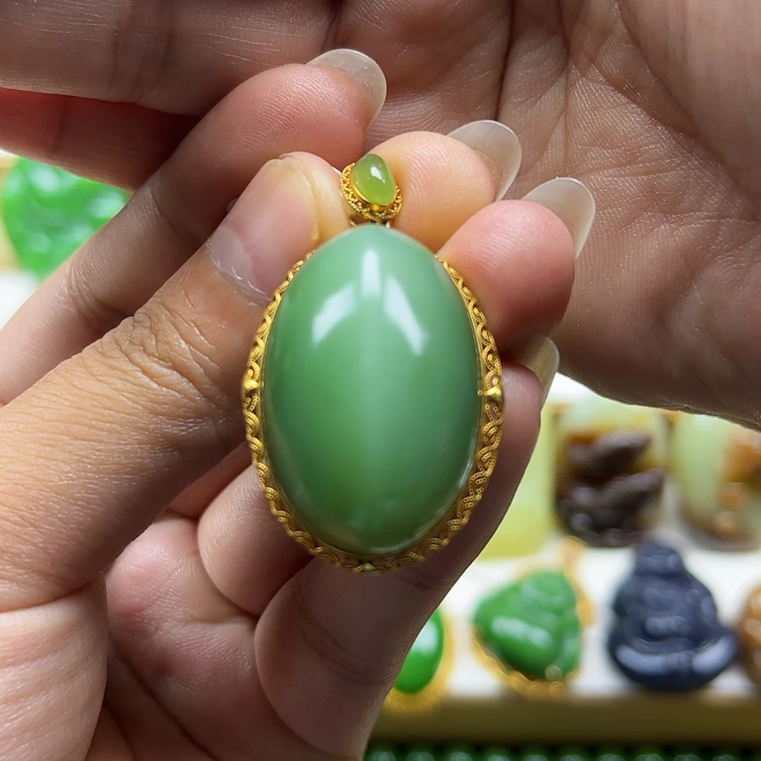 颈饰18K金镶嵌和田玉
