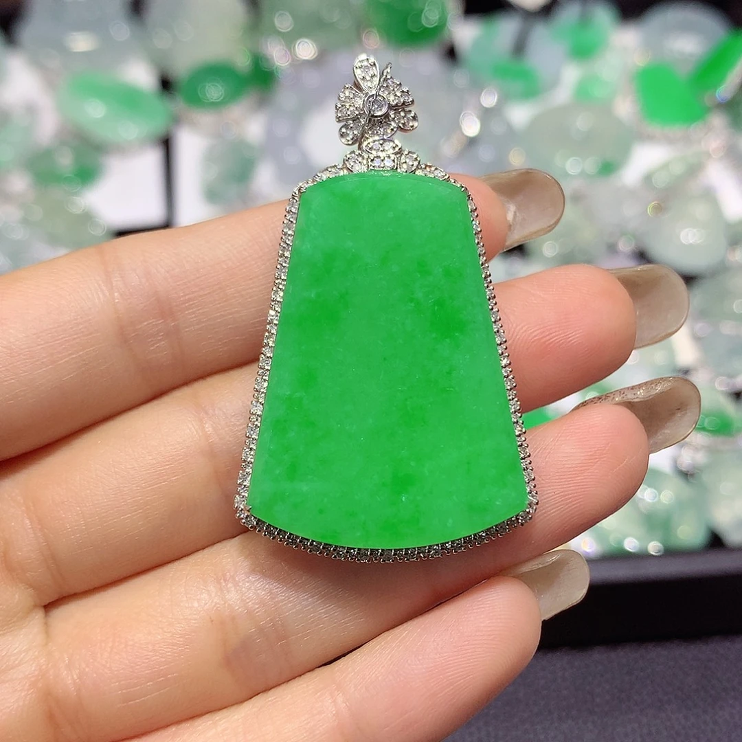 翡翠18K金镶嵌颈饰牌子