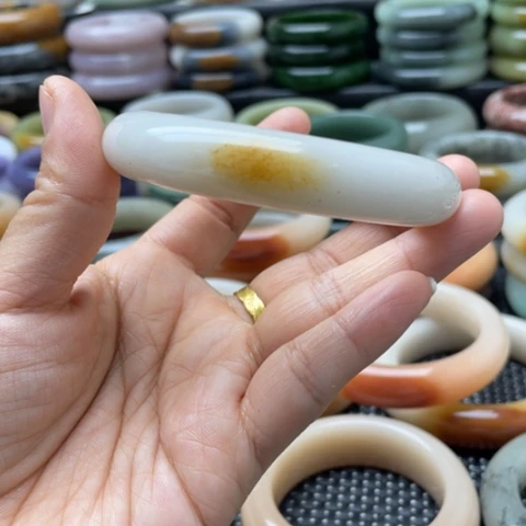 石英岩玉未镶嵌手镯