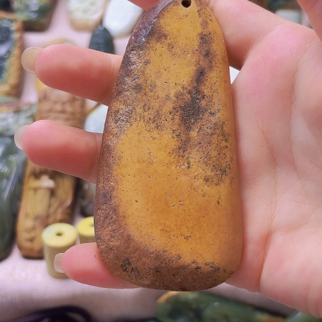 未镶嵌岫岩河磨玉（透闪石质玉）挂件