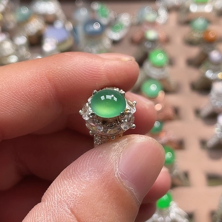 翡翠裸石木纳绿蛋面铜托