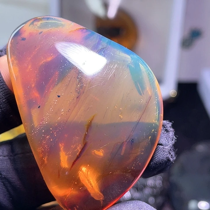 琥珀裸石未镶嵌，。