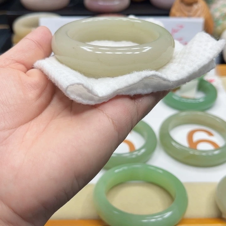 未镶嵌手镯石英质玉?