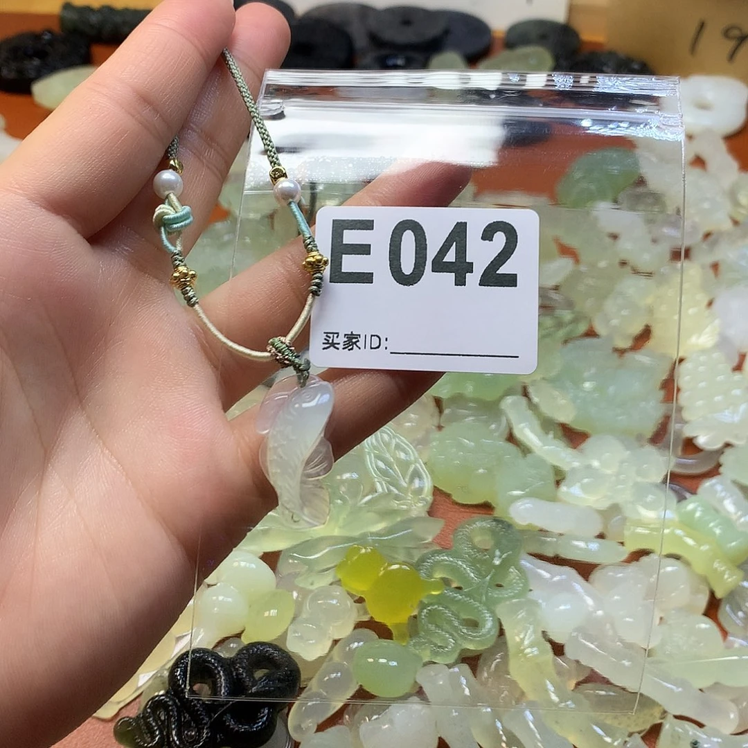 蛇纹石玉颈饰合金