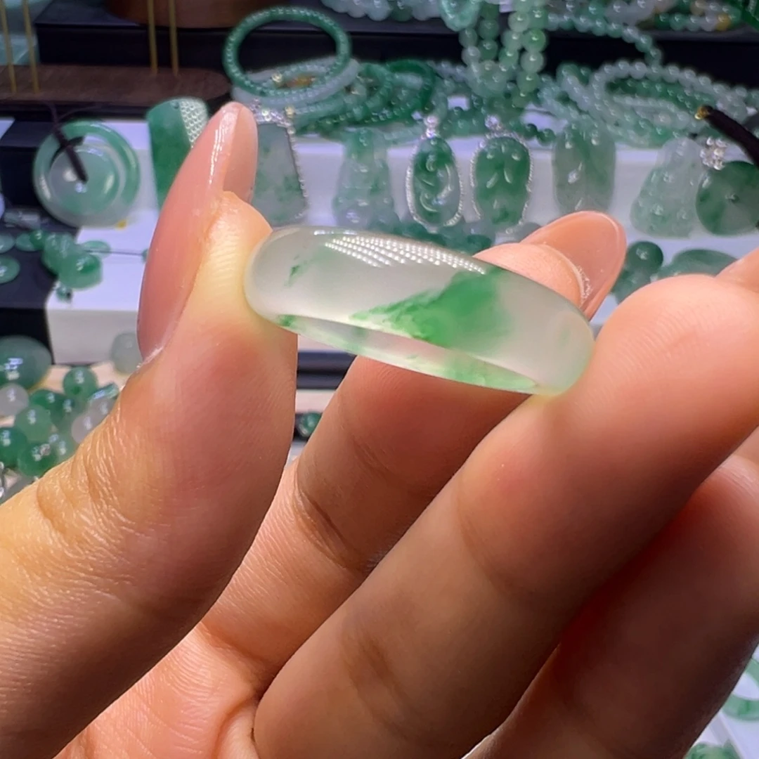 紫***壳颈饰未镶嵌石英质玉（非洲翠）