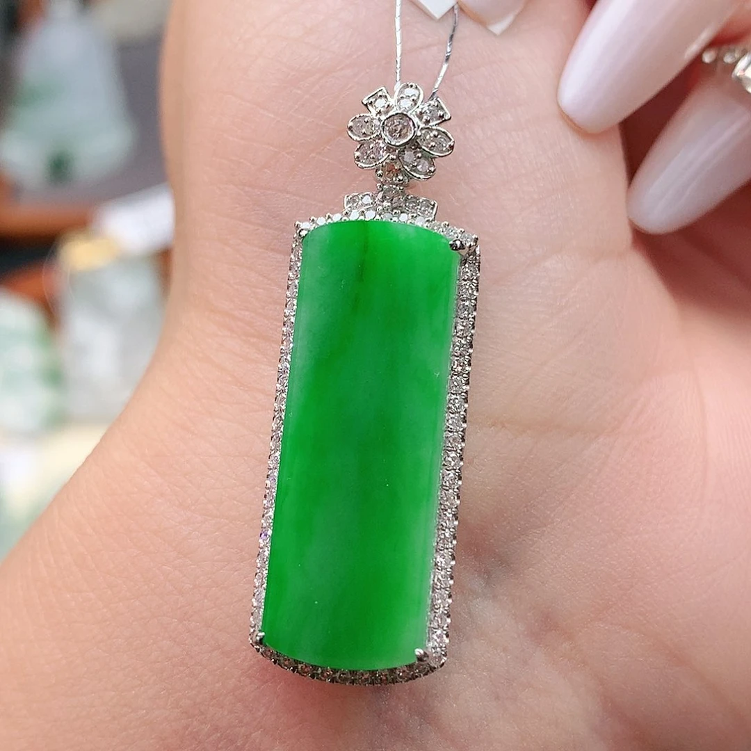 颈饰18K金镶嵌翡翠无事牌