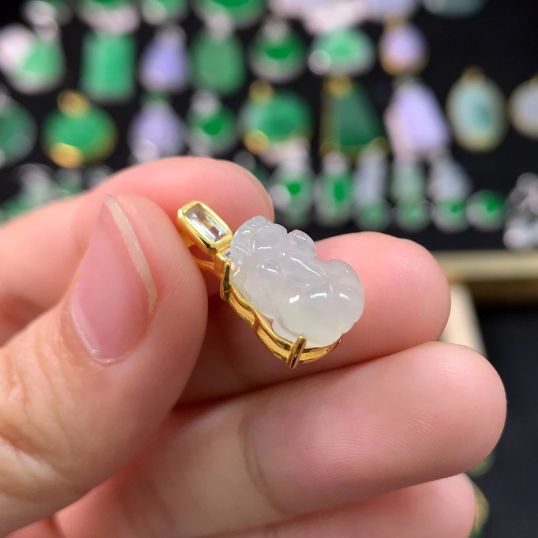 翡翠未镶嵌颈饰貔貅