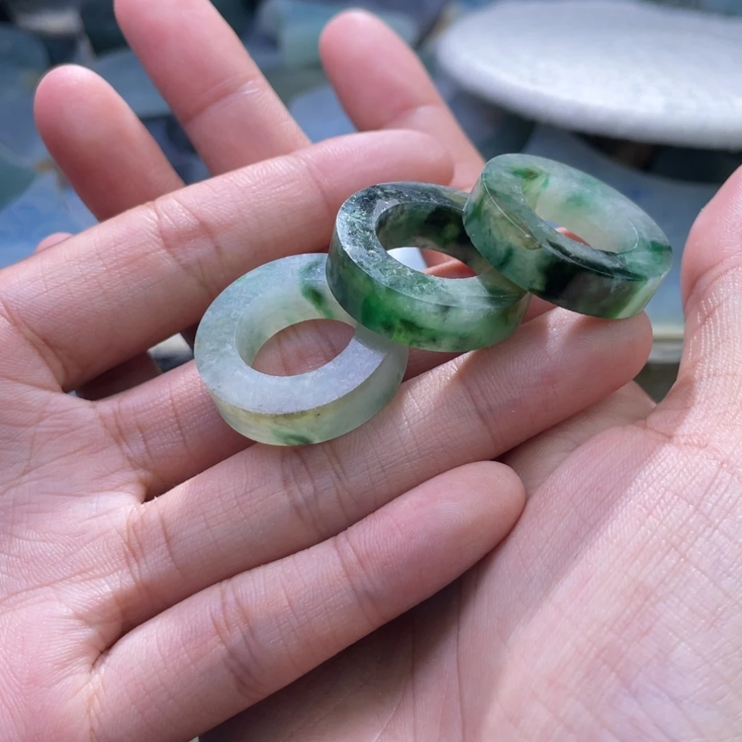定制翡翠未镶嵌时**待翡翠定制
