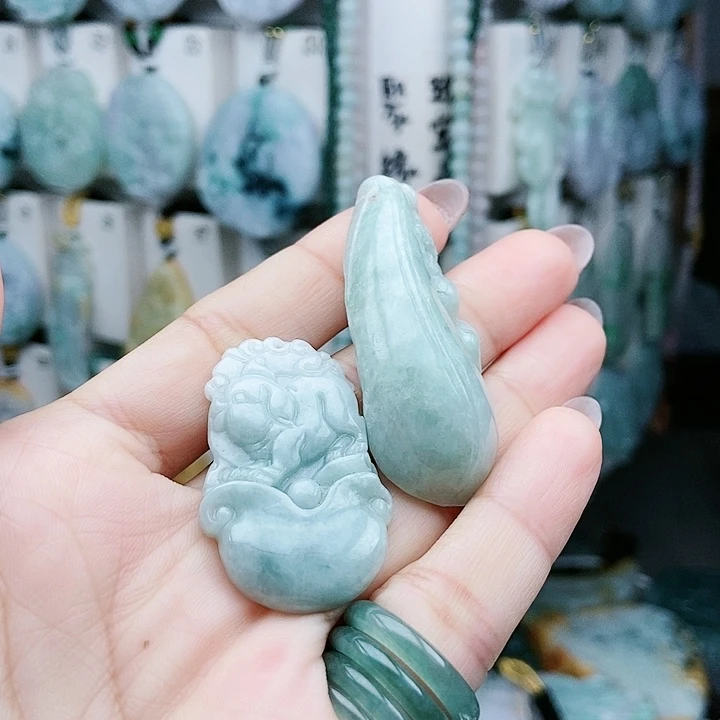 颈饰足铂镶嵌翡翠翡翠