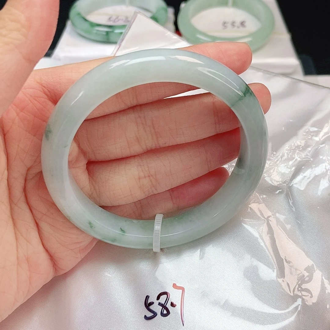 翡翠手镯未镶嵌正圈