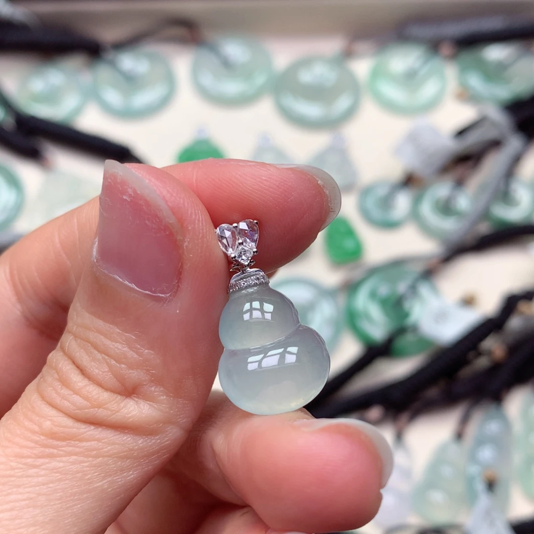 翡翠18K金镶嵌颈饰葫芦