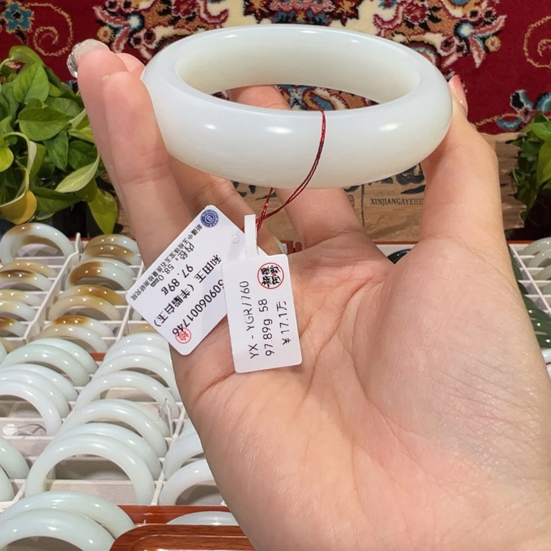 未镶嵌手镯和田玉优雅羊脂白玉手镯 宽胎大师级经典传家款