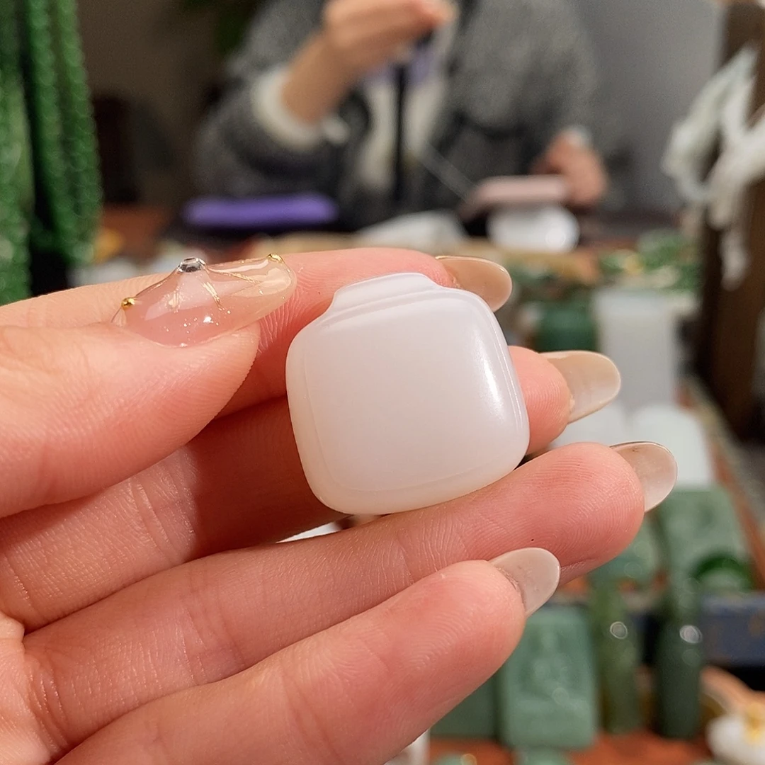 和田玉未镶嵌吊坠(赠链)